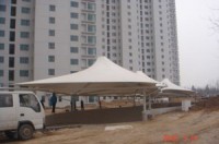 專家公寓汽車(chē)出入口-濰坊張拉膜結(jié)構(gòu)工程